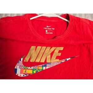 Nike Mens Red Graphic T-Shirt Gold Logo International Flags Swoosh Large L. 654